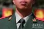 中国武装警察国旗護衛隊の訓練、首元に針を刺しあごの高さを維持！