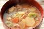 豚汁、おにぎり、漬物←これにあと1品足して最強にしろ 	