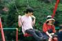 【芸能】堺雅人＆菅野美穂夫妻　夕暮れの公園で子供とブランコ遊び