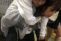 SKE48大場美奈が足を痛め動けないところに松村香織が救いの手を差し伸べる！