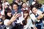【悲報】安倍首相、若い女の子に囲まれてデレデレした顔を撮られてしまう