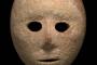 【画像】9000年前に作られた仮面が発見！「幸福な気持ちになった」と考古学者ｗｗｗｗｗｗ