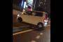 （日本）中央分離帯に乗り上げて動けなくなった車（海外の反応）