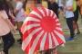 【中央日報】韓国音楽フェスで「旭日旗」を持って闊歩した日本人…主催側は措置せず　徐教授「なぜこのようなことがっ」“旭日旗禁止法”の制定訴え（画像）