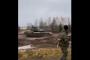 行軍訓練を行うロシア動員兵の横を走る最新鋭戦車「T-14 アルマータ」！