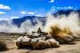 煙と砂埃の中を走る戦車…中国陸軍装甲旅団が複雑な地形での野戦機動訓練を実施！