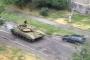 「戦車は一般車に道を譲らず」ロシア軍戦車が公道で走る凶器と化す…犠牲者は哀れな一般市民！