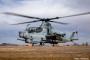 前方作戦拠点で米海兵隊のUH-1YヴェノムとAH-1Zバイパーに補給訓練！