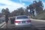 衝撃動画　運転中にいきなり車を乗り捨てる女性wwwwww