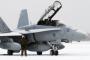 雪の中のF/A-18戦闘攻撃機、厳寒の千歳基地で空自第2航空団と米海兵隊第12海兵航空群が模擬戦闘訓練！
