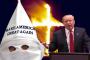 【映像】トランプ困惑。演説の後ろに「KKKも支持してる・・・」のシャツを着た男【海外反応】