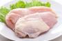 ワイ鶏胸肉、一口大に切られ酒と一緒にジップロックに閉じ込められる