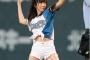 石田晴香、日本ハム戦で始球式！　生足全開だがノーバンにならず