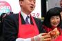 鳩山氏「キムチが好きで昨日も韓国料理を食べた」　東京で韓国食品PRイベント　鳩山夫妻がキムチ作りを体験