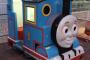 トーマスの乗り物に子を乗せてたら画面を覗き込んでくる2歳位の子→スルーしてたらやってきた親「下からじゃ見にくいでしょ！」→何故か抱っこして更に画面覗き込んできた…