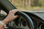 車のハンドル12時持ちはイキっててダサいってやついるけどさ