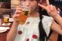 【画像】こどもがでっかい乳ぶら下げてビール飲んでる