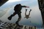 パラシュート降下訓練をしていた米兵が、基地外にパラシュートを落下…伊江島補助飛行場！