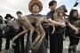 【韓国】 養犬業者、犬肉食べて気勢上げる～動物愛護団体のデモに対抗（写真）