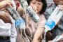 【ヘイト】韓国ソウルの日本大使館前で日本製ビールやポカリをぶちまけるデモが行われる