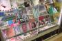 【朗報】アイドルグッズ専門店「日向坂、IZ*ONEともに売れ行きが凄すぎて、買っても買っても品物が足りません」