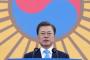 【悲報】文在寅が旭日旗模様を背後に演説して、韓国ネチズンが困惑