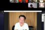 【画像】布施博さん、なぜそれを・・・。オンラインのお仕事で、まさなさんの生誕Tシャツを着るww