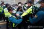 【韓国】「汚染水放流を撤回せよ！日本領事館はいらない。直ちに閉鎖せよ！」　韓国学生団体がデモで大暴れ！警察と衝突！