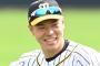 阪神佐藤、セカンドでノックを受ける