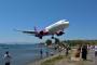 ギリシャの空港で旅客機が超低空アプローチ…航空機ファンも驚くスポット！