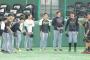 【巨人】阿部監督が阪神ナインに囲まれる