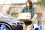 【画像あり】女性宅配員さん、荷物の持ち方が下手すぎる