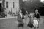 英女王がナチス式敬礼をする写真が波紋を呼ぶ（海外の反応）