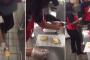 大手ハンバーガー店従業員がパンをモップのように床に擦りつけて提供　一部始終を動画撮影し投稿し発覚