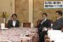 維新の党・松野氏と民主党・岡田氏、今国会閉会後に合流も視野に政策面や選挙協力などを協議する枠組みを作ることで合意 … 小沢氏を除く生活の党と社民党にも参画を呼び掛ける案も