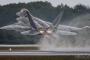 米空軍のF-22戦闘機が雨のなか迫力満点の離陸！