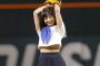 天使すぎるアイドル、橋本環奈（16）が始球式 （画像） … 映画『セーラー服と機関銃－卒業－』で主演を務めることから、セーラー服姿でマウンドに登板