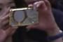 大相撲春場所中継で377万円のスマホケースをつけたご婦人が映り話題に（画像） … 「あのケース377万円すげー」→ 「あれ？1980円のこっちか？」→ 「パチもんの980円のコレじゃね？」