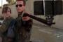 全ての銃を自撮り棒に！傑作映画がコメディに大変身！