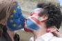 【画像あり】EU「アカン、イギリスが離脱しそうや…。せや、キスしたろ！」←なぜなのか