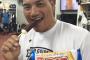画像　ロッテ井口さん、モナ王を食べる