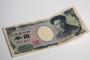 家を出ようとドアを開けたら千円札が落ちてきた！私「え？なぜ千円札？？怖いんだけど…」→とりあえずドアに挟んで出かけたんだが…