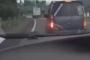 「高速道路で右車線を普通に走ってたら、煽られたと勘違いした軽四乗りDQNが高速のど真ん中に車を止めブチギレ」（動画）