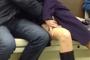 地下鉄内でカップルが卑猥な行為 周りも気にせず女に手マン SNSで動画が拡散し話題に