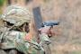 【画像】銃撃つときこんな構え方してるんだがおかしいの？