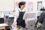 プリン頭の夫婦が会計していた。合計１２００円だったが、千円札を１枚だけ投げつける夫！残りを出すのを店員が待っていたら、夫から有り得ない要求がｗｗｗ