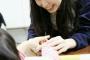 孫娘が真那おねいちゃんの卒業を理解できなくて困っている「お年玉要らないから握手会連れて行って」