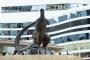 【東宝】日比谷に全長3メートルの「新・ゴジラ像」　浜辺美波、先輩・沢口靖子と除幕式