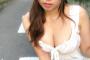 【画像】住宅街をセクシーな格好した巨乳の姉ちゃんが歩いてる これはレ●プされても文句言えない…
