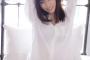 【グラビア】山口真帆：「スピリッツ」で初表紙　白シャツ×超ミニボトムで美脚、リラックスした笑顔も